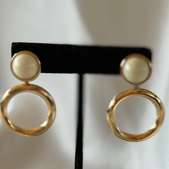 Vintage Signed Monet Gold Tone Circle Drop Earrings Creamy Ivory Cabochon Stone - Picture 11 of 14